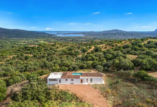 Elégante résidence contemporaine à vendre dans la nature à deux pas de Porto Rotondo Image 3