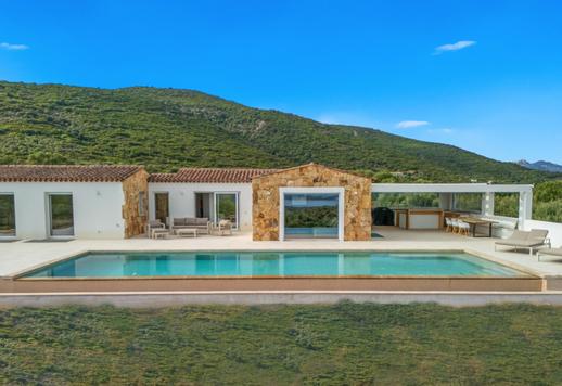 Elégante résidence contemporaine à vendre dans la nature à deux pas de Porto Rotondo Image 2