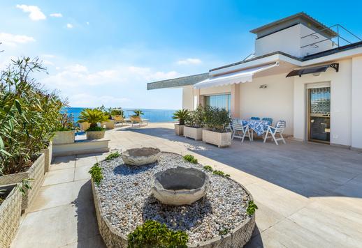 Luxueux penthouse avec terrasse en front de mer à vendre au cœur de Sanremo Image 1