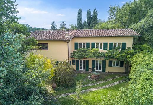 Elegante villa de luxo com grande jardim privado dividido em dois apartamentos, situada nas colinas de Fiesole Image 1