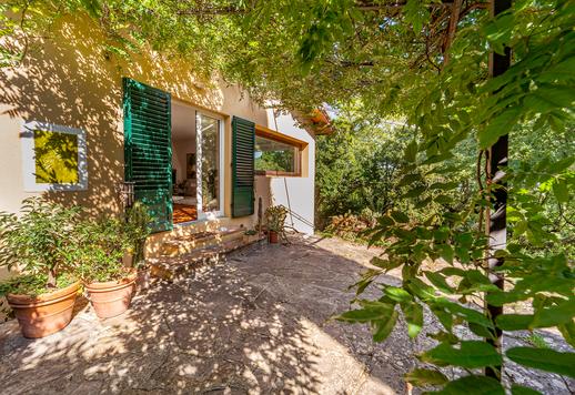 Elegante villa de luxo com grande jardim privado dividido em dois apartamentos, situada nas colinas de Fiesole Image 5