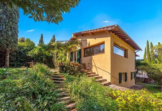 Elegante villa de luxo com grande jardim privado dividido em dois apartamentos, situada nas colinas de Fiesole Image 2