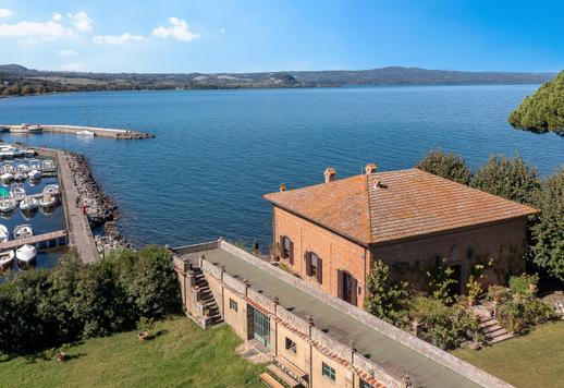 Exclusiva villa frente al lago con embarcadero y dependencia en venta en Viterbo Image 5