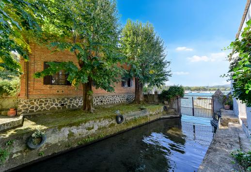 Exclusiva villa frente al lago con embarcadero y dependencia en venta en Viterbo Image 6