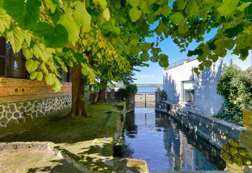 Exclusiva villa frente al lago con embarcadero y dependencia en venta en Viterbo Image 7