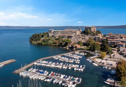 Exclusiva villa frente al lago con embarcadero y dependencia en venta en Viterbo Image 3