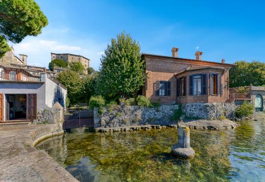 Exclusiva villa frente al lago con embarcadero y dependencia en venta en Viterbo Image 2