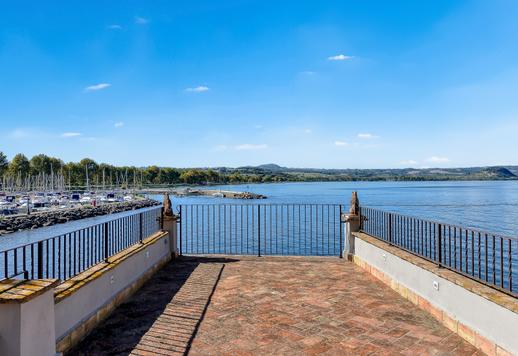 Exclusiva villa frente al lago con embarcadero y dependencia en venta en Viterbo Image 8