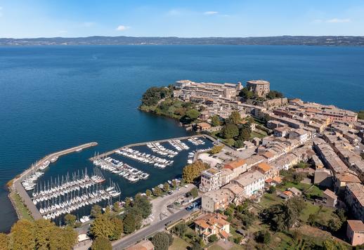 Exclusiva villa frente al lago con embarcadero y dependencia en venta en Viterbo Image 4