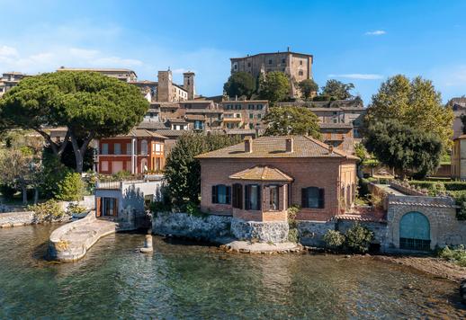 Exclusiva villa frente al lago con embarcadero y dependencia en venta en Viterbo Image 1