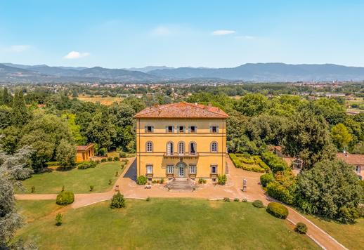 Dimora del Civitali di 2300 mq con villa padronale, seconda residenza del '600, limonaia con piscina coperta, tredici camere e nove ettari di terreni a Lucca. Image 1