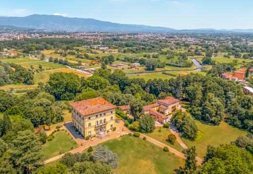 Dimora del Civitali di 2300 mq con villa padronale, seconda residenza del '600, limonaia con piscina coperta, tredici camere e nove ettari di terreni a Lucca. Image 3