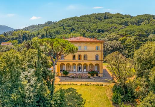 Dimora del Civitali di 2300 mq con villa padronale, seconda residenza del '600, limonaia con piscina coperta, tredici camere e nove ettari di terreni a Lucca. Image 2