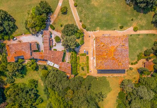 Dimora del Civitali di 2300 mq con villa padronale, seconda residenza del '600, limonaia con piscina coperta, tredici camere e nove ettari di terreni a Lucca. Image 4