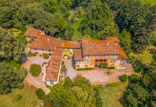 Dimora del Civitali di 2300 mq con villa padronale, seconda residenza del '600, limonaia con piscina coperta, tredici camere e nove ettari di terreni a Lucca. Image 5