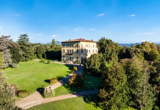 Affascinante villa affrescata con salone da ballo in vendita nelle colline di Lucca Image 2