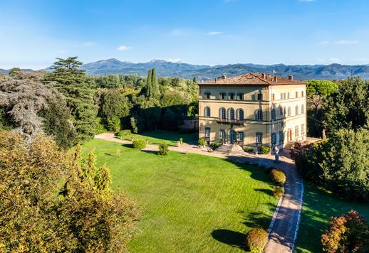 Affascinante villa affrescata con salone da ballo in vendita nelle colline di Lucca Image 1