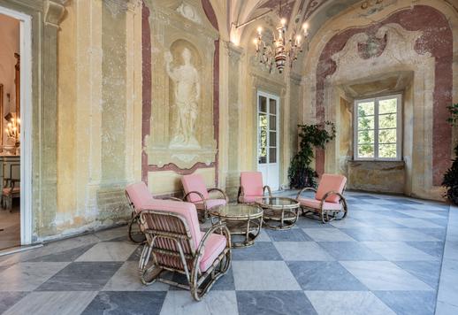 Affascinante villa affrescata con salone da ballo in vendita nelle colline di Lucca Image 8
