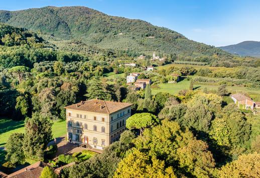 Affascinante villa affrescata con salone da ballo in vendita nelle colline di Lucca Image 3