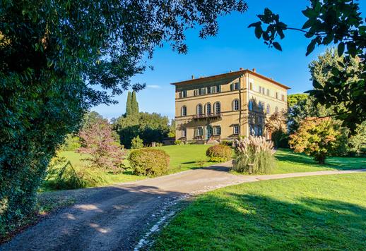 Affascinante villa affrescata con salone da ballo in vendita nelle colline di Lucca Image 4