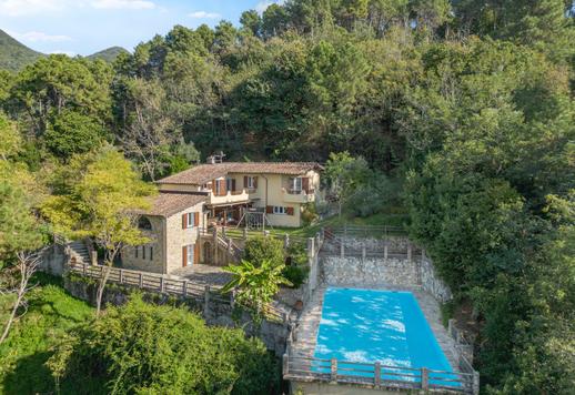 Prestigious sea-facing luxury villa with pool and breathtaking views for sale in Versilia Image 4