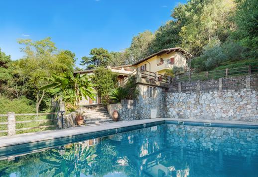 Prestigious sea-facing luxury villa with pool and breathtaking views for sale in Versilia Image 1