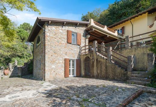 Prestigious sea-facing luxury villa with pool and breathtaking views for sale in Versilia Image 8