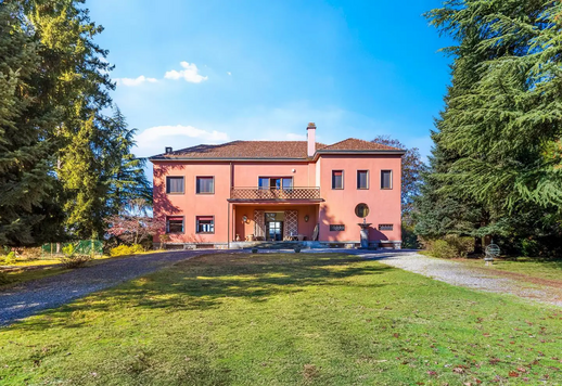 Residenza di lusso di Piero Portaluppi con 200 ettari di parco e campo da calcio in vendita a Varese Image 1
