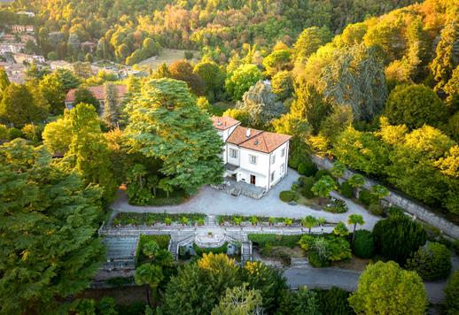 Elegant historisk villa med stor privat park till salu i Longone del Segrino Image 1
