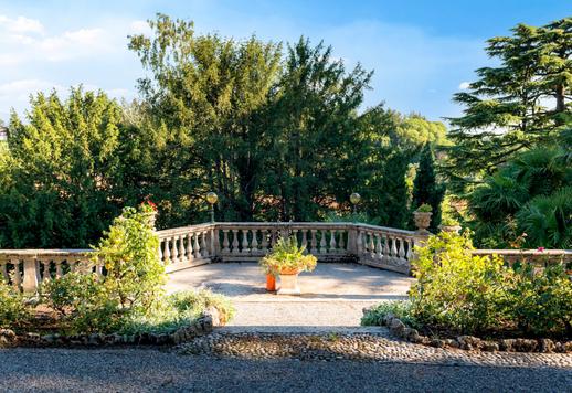 Elegant historisk villa med stor privat park till salu i Longone del Segrino Image 2