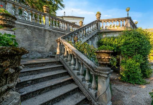 Elegant historisk villa med stor privat park till salu i Longone del Segrino Image 3