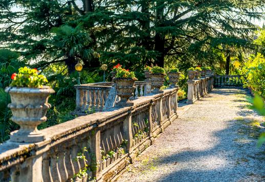 Elegant historisk villa med stor privat park till salu i Longone del Segrino Image 4