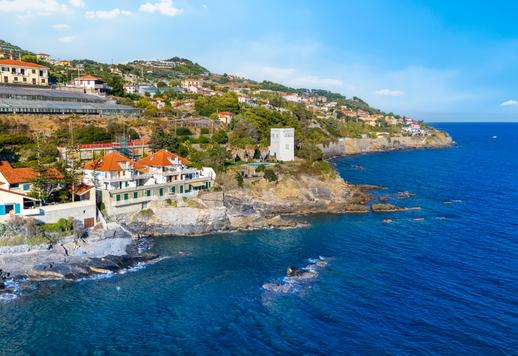 Элитная квартира в Чипрессе с видом на море и частным доступом к пляжу продается в Лигурии Image 1