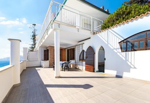 Элитная квартира в Чипрессе с видом на море и частным доступом к пляжу продается в Лигурии Image 6