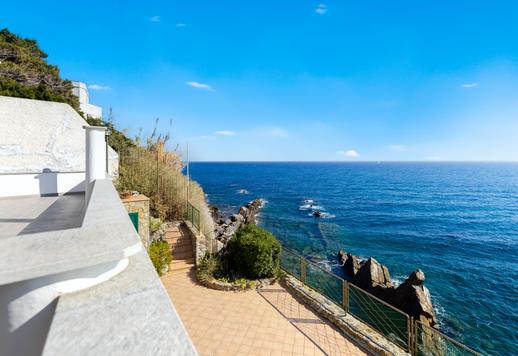 Элитная квартира в Чипрессе с видом на море и частным доступом к пляжу продается в Лигурии Image 3