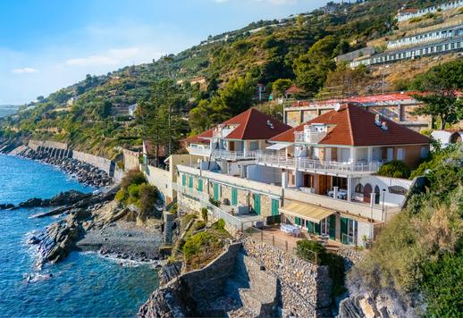 Элитная квартира в Чипрессе с видом на море и частным доступом к пляжу продается в Лигурии Image 2