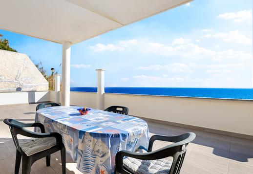 Элитная квартира в Чипрессе с видом на море и частным доступом к пляжу продается в Лигурии Image 8