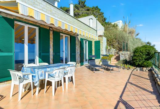 Элитная квартира в Чипрессе с видом на море и частным доступом к пляжу продается в Лигурии Image 9