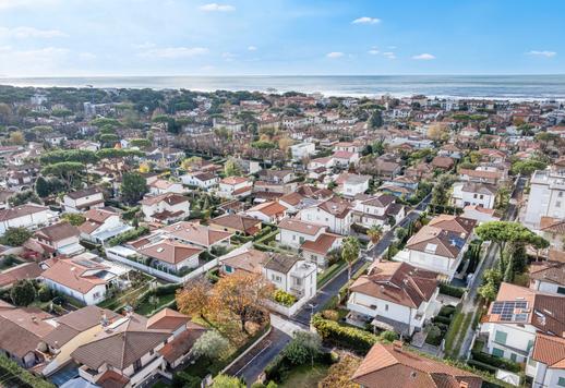 Exclusief pand van 240 m² met drie verdiepingen op een steenworp afstand van het stadscentrum Image 4