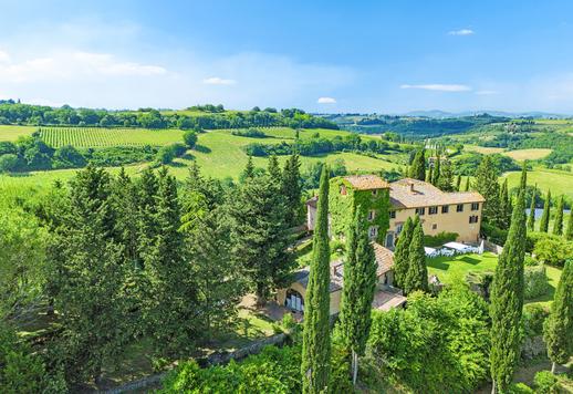 Villa storica con piscina panoramica in vendita nel cuore del Chianti Image 1
