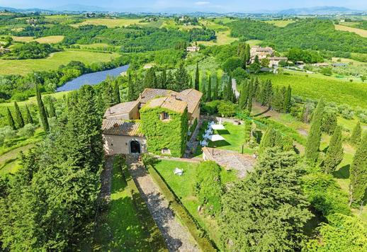 Villa storica con piscina panoramica in vendita nel cuore del Chianti Image 3