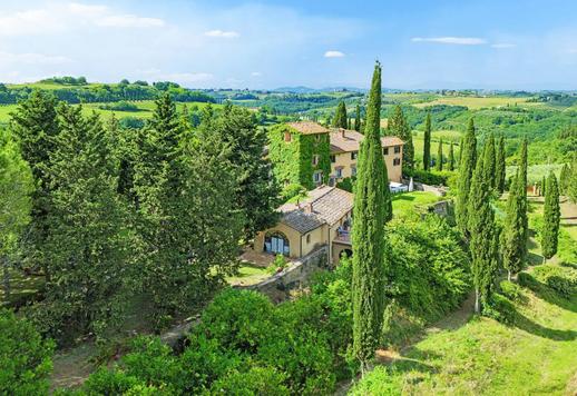 Villa storica con piscina panoramica in vendita nel cuore del Chianti Image 2