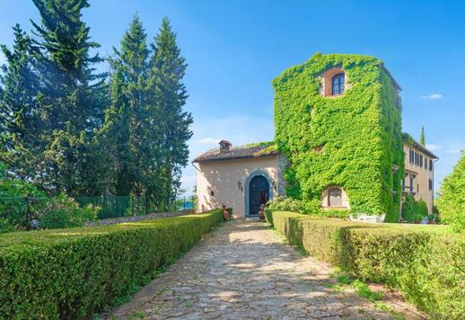 Villa storica con piscina panoramica in vendita nel cuore del Chianti Image 8