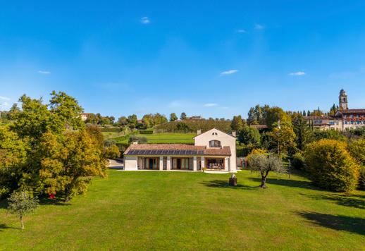 Villa avec cheminée en pierre et parc arboré en vente à Conegliano, entre les terres du Prosecco Superiore Image 1