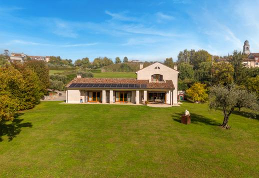 Villa avec cheminée en pierre et parc arboré en vente à Conegliano, entre les terres du Prosecco Superiore Image 2