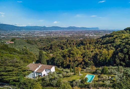 Prestigiosa dimora con dieci ettari di terreno e vista sconfinata sulle colline toscane in vendita a Pistoia Image 2
