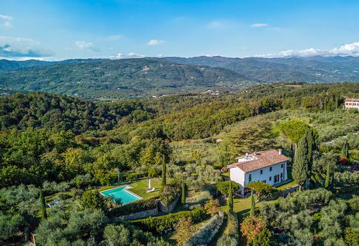 Prestigiosa dimora con dieci ettari di terreno e vista sconfinata sulle colline toscane in vendita a Pistoia Image 1