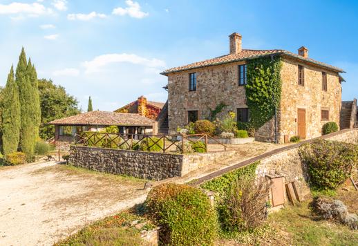 シエナの丘の景色とデザイナープールを備えた魅力的な農業リゾートが販売中 Image 8