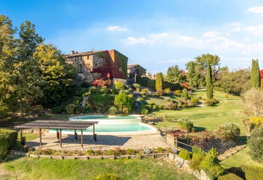 シエナの丘の景色とデザイナープールを備えた魅力的な農業リゾートが販売中 Image 1