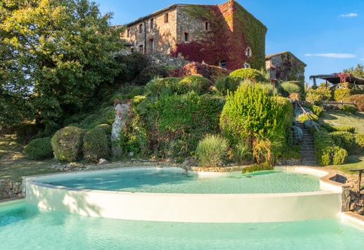 シエナの丘の景色とデザイナープールを備えた魅力的な農業リゾートが販売中 Image 2